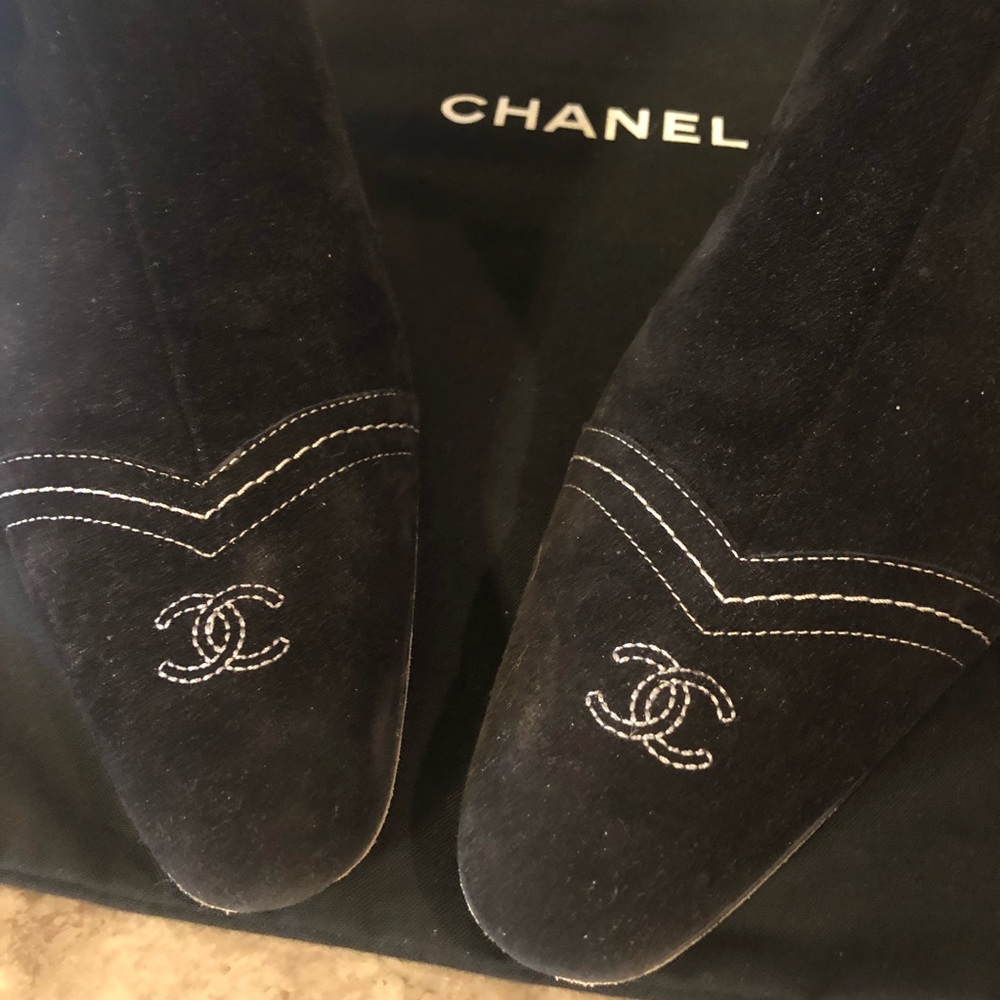 Vintage CHANEL suede booties🖤